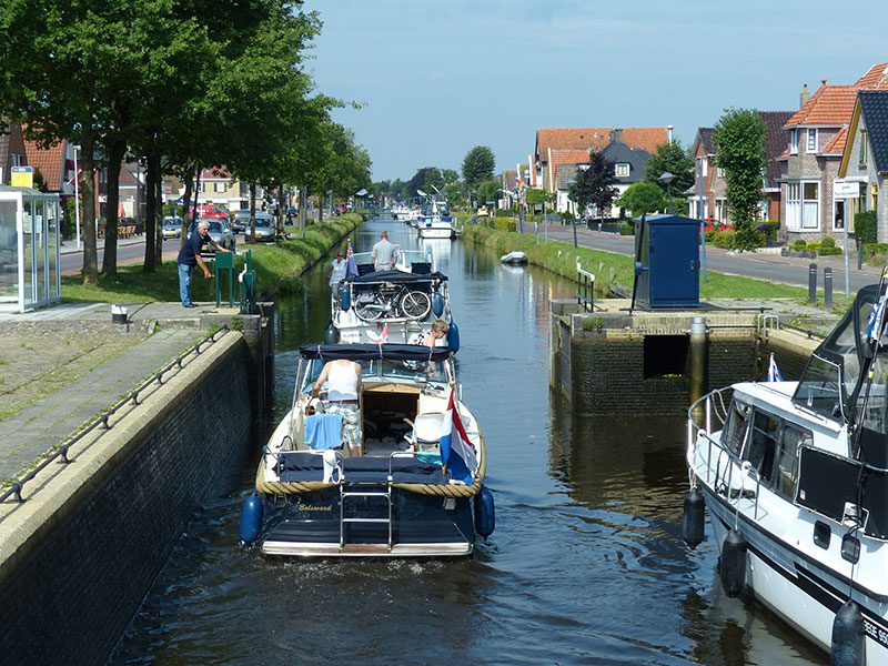 De Turfroute bestaat uit de Opsterlandse Compagnonsvaart die loopt van het Drentse dorp Smilde, over Appelscha, Oosterwolde naar Gorredijk en de rivier de Tjonger. De Tjonger loopt vanaf de Opsterlandse Compagnonsvaart langs het prachtige dorpje Oldeberkoop (met een eigen haven) via Mildam naar de Friese meren. 
