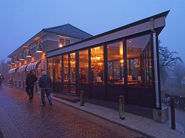 De Posthoorn in Stavoren beantwoordt aan het verlangen van toeristen en inwoners naar romantiek en oerhollandse gezelligheid.