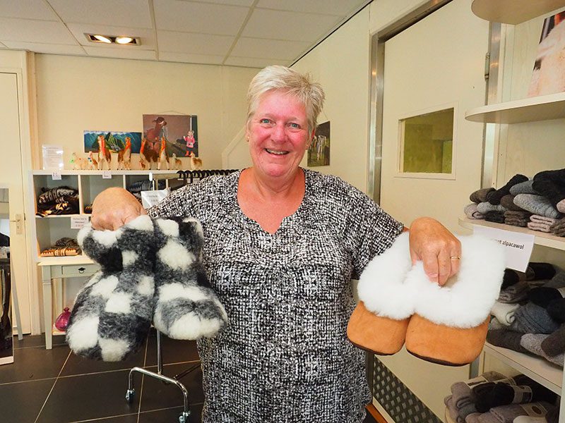 Jelly Dingemans heeft een winkel met breimode van wol van Alpaca’s.