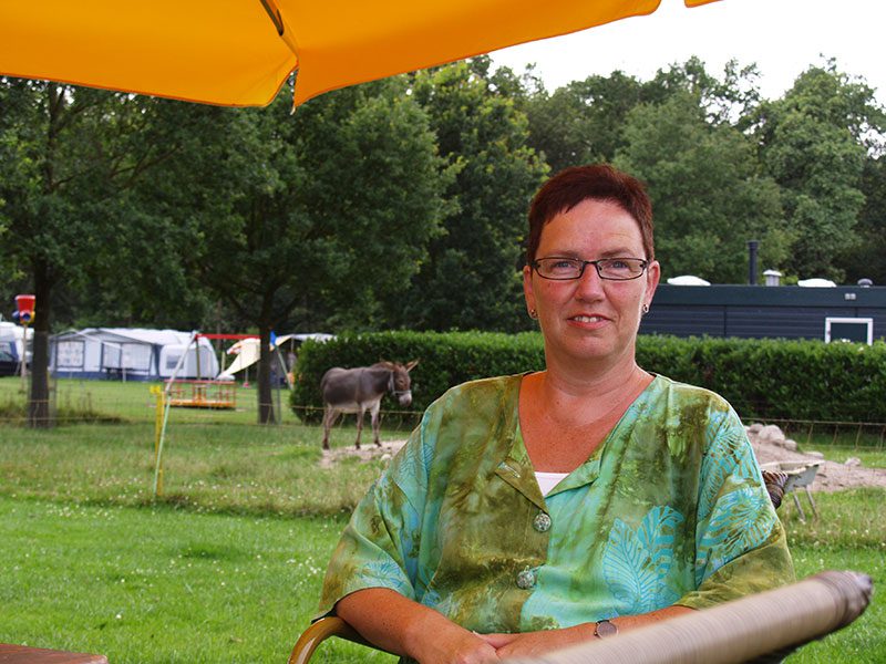 Lucie Wijnsma van ‘De Geele Bosch’ en haar gasten zijn heel enthousiast over de glamptenten van FarmCamps. 
