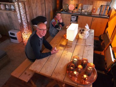 De ultieme Friesland-beleving: buiten uitwaaien, binnen genieten van superluxe lodgetent