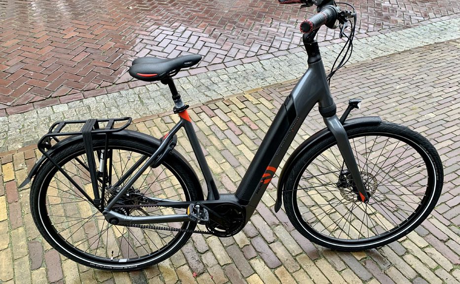 De voor- en nadelen van een intube e-bike vergeleken met fiets met accu in bagagedrager