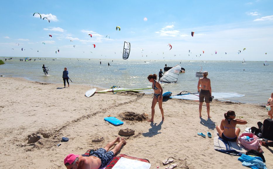 Dertig jaar zandwinning voor Friese IJsselmeerkust is slecht voor toerisme zeggen Recron en Hiswa