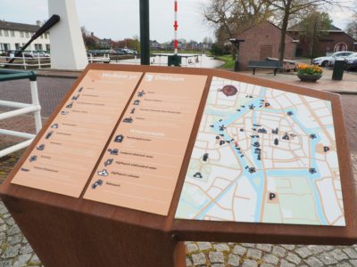 Dokkum wijst toeristen goed de weg, ook naar de IJsfontein