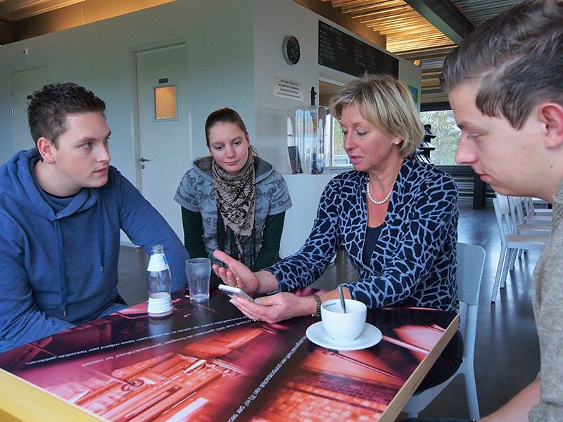 V.l.n.r. cameraman Niels Bak uit Sneek, regisseur Kirsten Bijster uit Harich, Hilda Boesjes van de Stichting Ir. D.F. Woudagemaal uit Lemmer en reporter Robin van Rossum uit Bontebok. De jonge televisiemakers zijn verbaasd over de diensten die het stoomgemaal buitenlandse reisgroepen en individuele bezoekers biedt. De bekendheid van het Woudagemaal als UNESCO Werelderfgoed is groot: het komt in alle werelderfgoedboeken voor waarin ook het Great Barrier Reef in Australië prijkt 