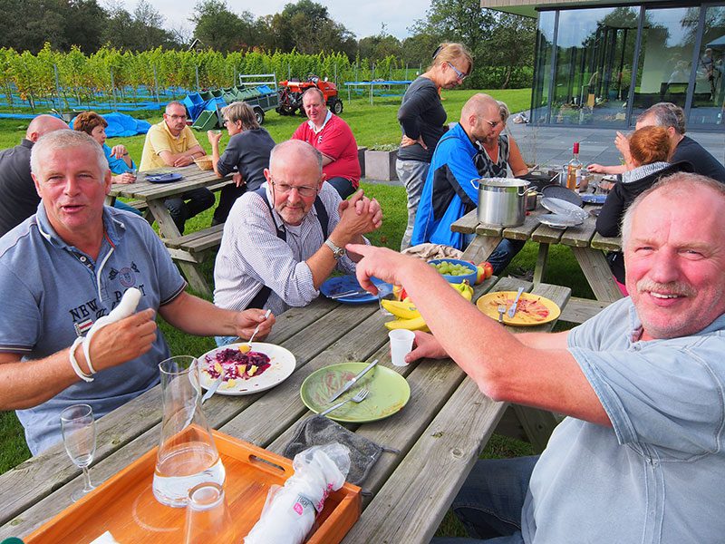 De druivenplukkers bijeen voor het middagmaal in wijngaard De Frysling op donderdag 2 oktober 2014. Gezelligheid troef in het noorden van La Frise. 