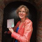 Ds. Yvonne Hiemstra bevordert cultuurtoerisme in Friesland met leuk boekje