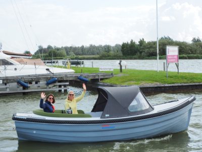 Eerste toeristische Elfstedentocht met een elektrosloep