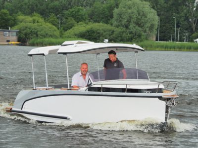 Eindeloos varen met elektrische tendersloep met uniek hefdak met zonnepanelen