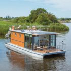 Elektrische bungalowboot van Fries pension: dubbel genieten op Friese meren