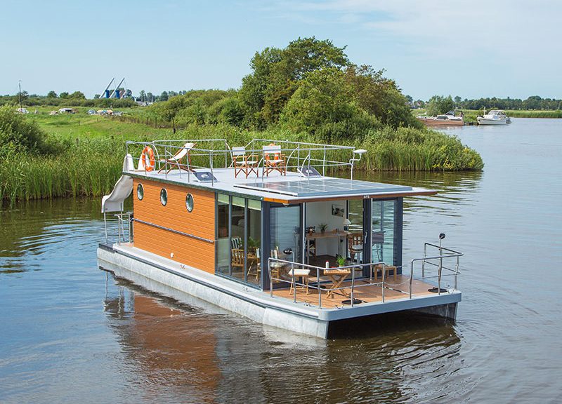 Elektrische bungalowboot van Fries pension: dubbel genieten op Friese meren
