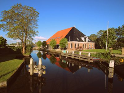 Elfstedenkamers in geheel verbouwde vakantieboerderij met jachthaven in Sneek