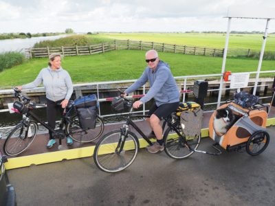 Elfstedentocht op de fiets met hond in aanhanger