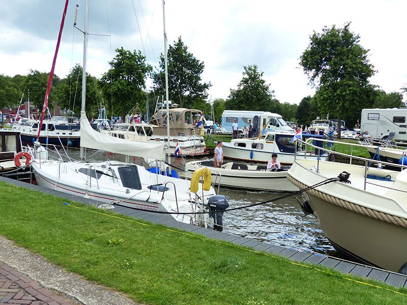 Ruimte voor boodschappen.  Toeristen die Friesland per boot, met de camper of auto (met of zonder caravan of tent) bezoeken zijn gasten die wat te besteden hebben.