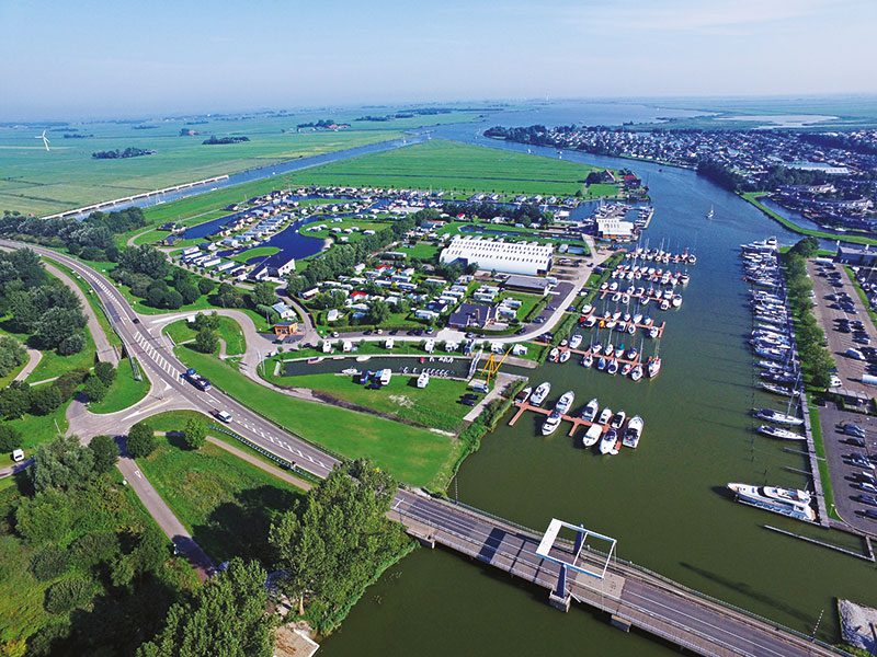 Ruimte voor boodschappen.  Toeristen die Friesland per boot, met de camper of auto (met of zonder caravan of tent) bezoeken zijn gasten die wat te besteden hebben.