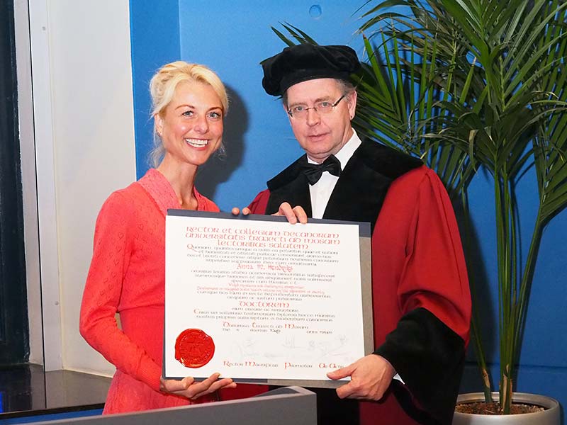 Promotor prof.dr. Nanne de Vries (oud-inwoner van Leeuwarden en Drachten) reikt de bul uit aan Dr. Anna Marie Hendriks (oud-inwoner van Wolvega) na geslaagde openbare verdediging van haar proefschrift op 4 maart 2016 in de universiteit van Maastricht.