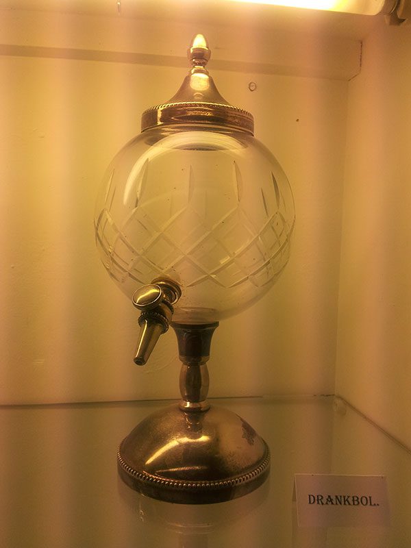 Antiek glas, een drankbol, uit de collectie van Henk Tacoma uit Jislum.