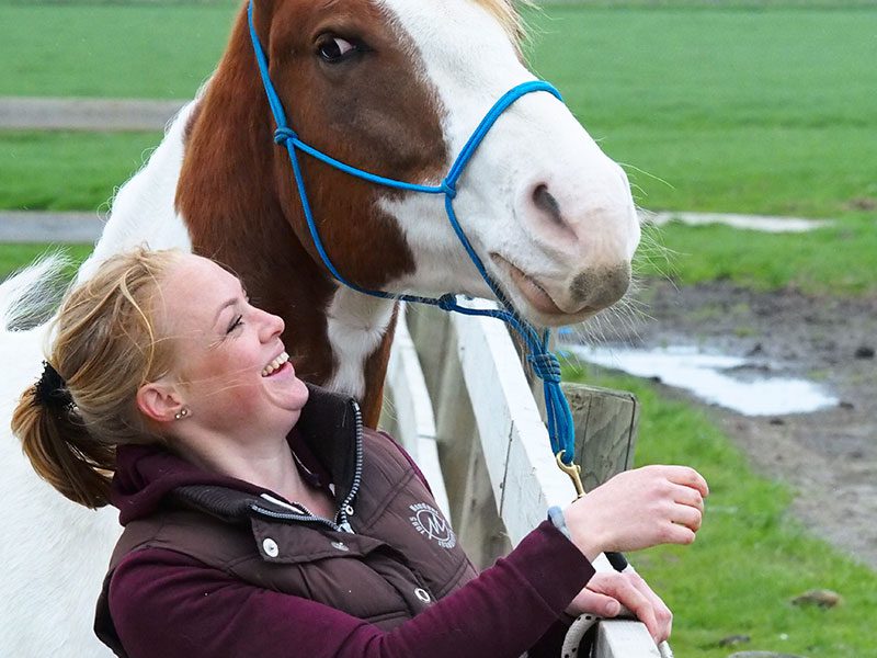 Femke en haar bijna Quarterhorse Joy hebben altijd lol. Dat kan Femke ook regelen op een afdeling van een gemeentehuis of bedrijf, met behulp van een paard!