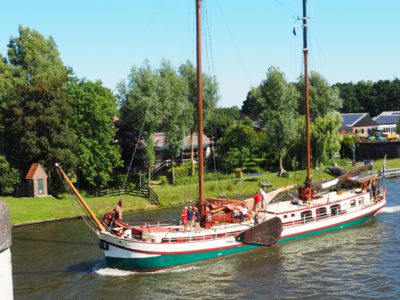 Fietsen en varen langs de Friese Elfsteden met klipper van Friesland Charter als hotel