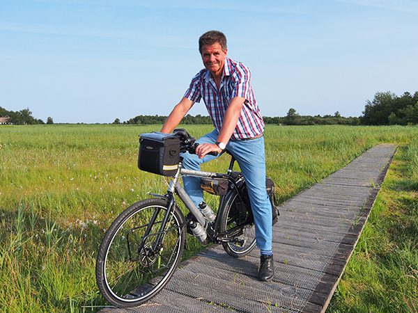 Friesland promotor Albert Hendriks waagt zich met zijn reisorganisatie Friesland Holland Travel over de provinciegrenzen en heeft onder andere Giethoorn en omgeving aan zijn werkterrein toegevoegd. “Toeristen zien geen grenzen; alleen bestuurders zijn daar druk mee.”