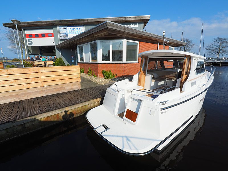 Het casco van dit motorjachtje van Jansma in Sneek komt uit Engeland, de techniek wordt in Nederland verzorgd.