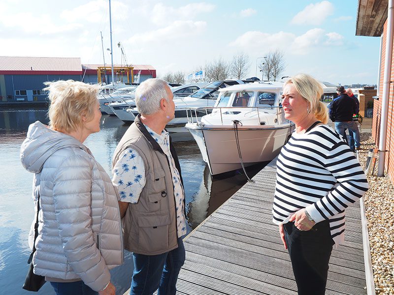 Lia Jansma (rechts) staat geïnteresseerden te woord. Op de achtergrond de nieuwe PROboot 30.