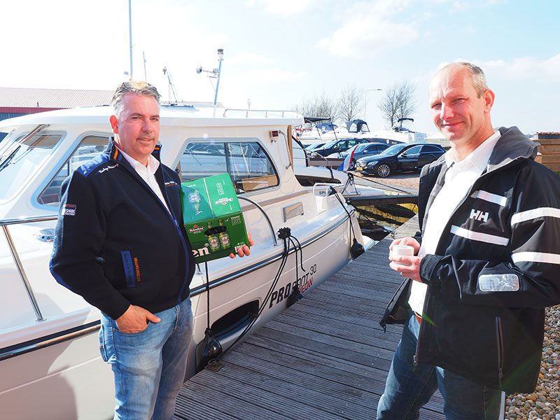 Daar moet op gedronken worden! Ronald Jansma en zijn vertegenwoordiger Lesley Nierop bij het sluiten van Motorboot Sneek op zondag 10 april om 17.00 uur. “Het was weer een goede show.”