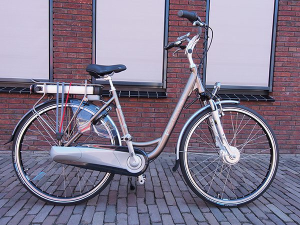 De Pointer E. Forta N7.L ECO — ook “makke yn Fryslân” — is €500,- goedkoper dan de Batavus Ventoux Easy, maar mist een aantal unieke eigenschappen van de Ventoux en heeft veel minder versnellingen. Veel versnellingen is een pre bij een e-bike als je goed, dat wil zeggen economisch, kunt schakelen. De ook heel goed presterende Pointer met Panasonic-techniek is iets minder luxe afgewerkt en is alleen in de unisex-framemaat 50 leverbaar (lage instap).