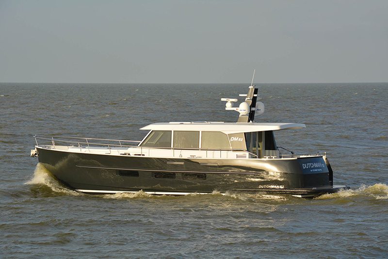 Deze Dutchman staat nu in hal 17 op Boot Düsseldorf (www.boot.de). De boot is nog maar net klaar. De interieurfoto’s worden tijdens de bootshow gemaakt.