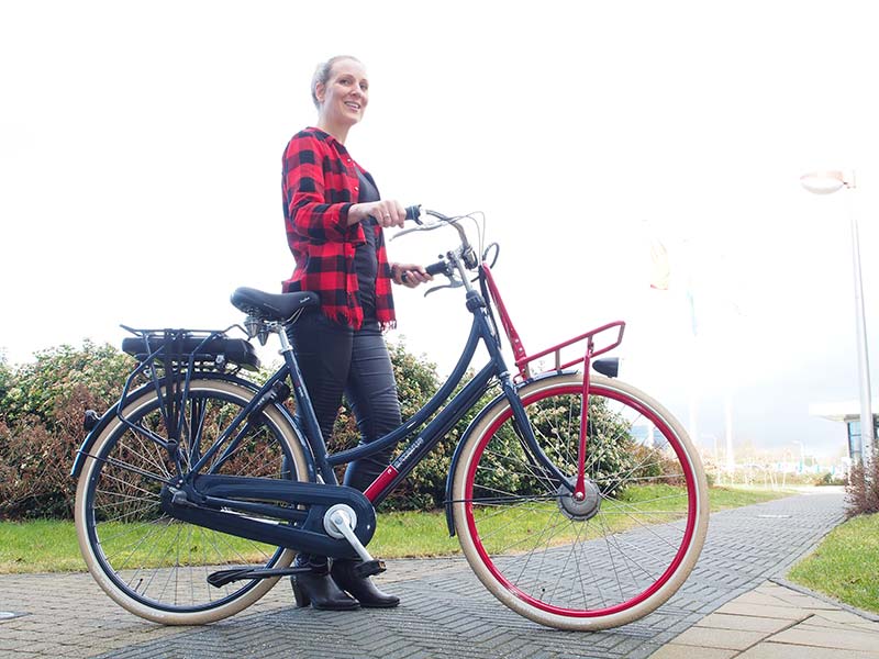 Neem plaats! Kirsten Boersma, marketing medewerker bij Batavus, toont de genomineerde ‘transporter’ CNCTB. E-go in damesuitvoering. De fiets kan getest worden tijdens de Holland E-bike Show in Home Center op 17, 18 en 19 maart 2016. 