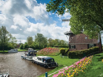 Friese Tulpenroute met rustpunten voor boot- en fietstoeristen