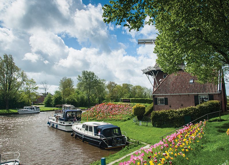 Friese Tulpenroute met rustpunten voor boot- en fietstoeristen