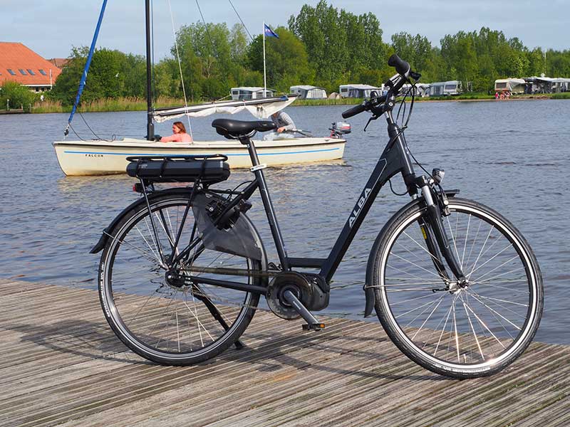 Friesland is nu de provincie voor water- en fietsrecreatie. Op de foto de nieuwste en lichtste sport e-bike van Nederland, de ALBA Ciclone, nieuw bij Rent a Topbike, het zeer luxe fietsenverhuurprogramma van Friesland Holland Travel. Info: https://www.friesnieuws.nl/4398 en https://www.friesnieuws.nl/4830