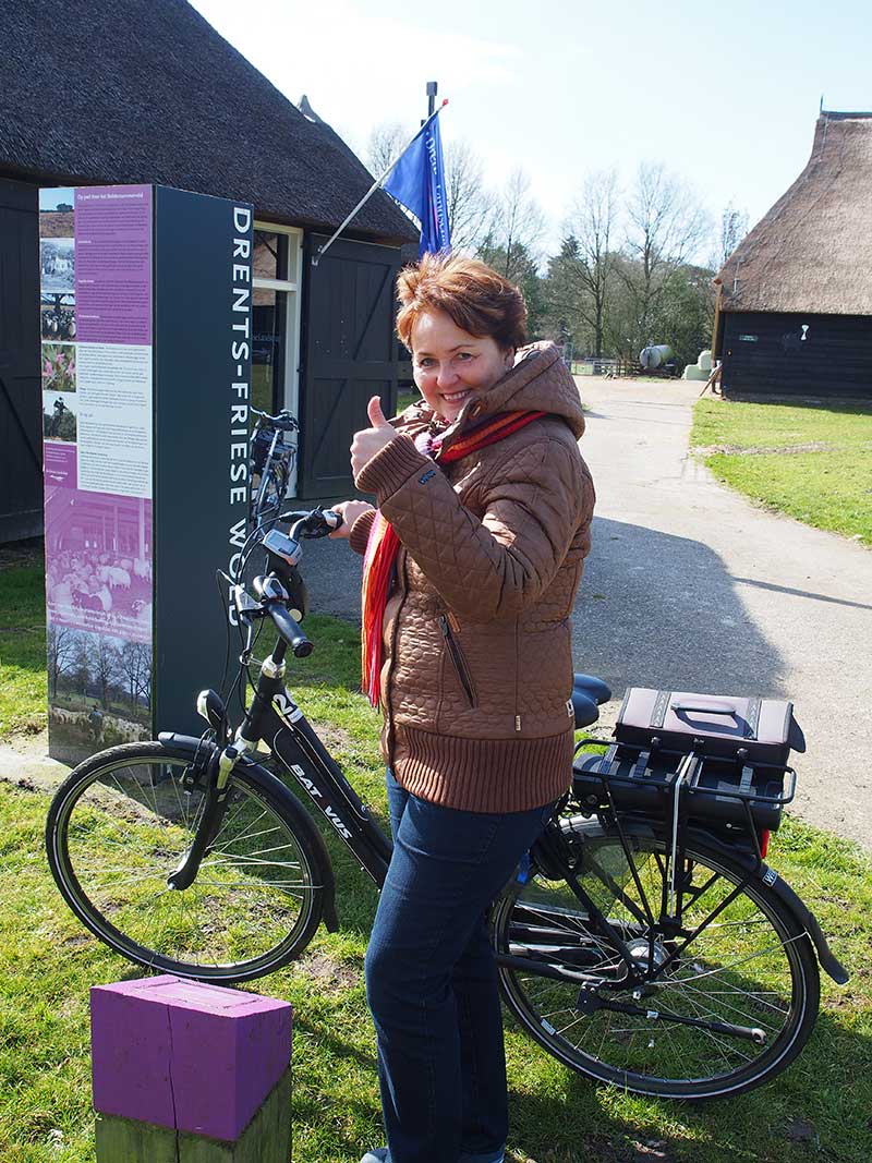 Drenthe is ook heel mooi, op een Batavus. Meer info: https://www.friesnieuws.nl/4831 en https://www.friesnieuws.nl/160 en www.goudenfriesewouden.nl (Nationaal Park Drents-Friese Wold). Batavus fietsen: https://www.friesnieuws.nl/4777