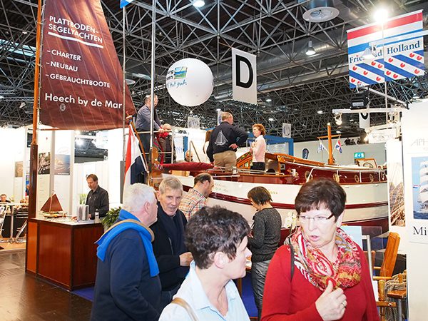 Tussen 17 en 25 januari 2015 brachten 240.000 mensen uit vele landen een bezoek aan Boot Düsseldorf, 8.000 minder dan vorig jaar. Op de foto de goed bezochte stand van Heech by de Mar uit Heeg op één van de Friesland Holland-pleinen.