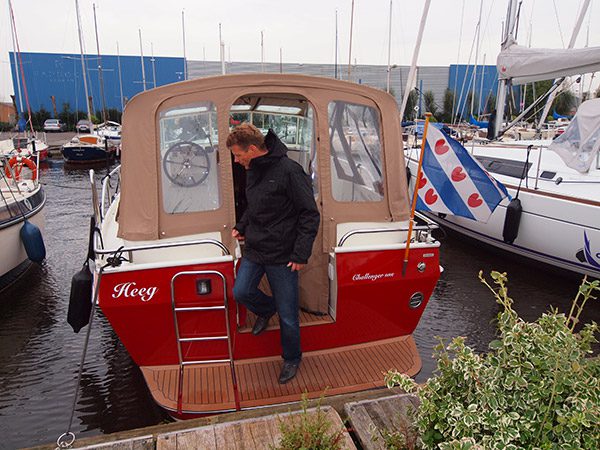 Een Flying Captain ontzorgt en instrueert ook onderweg, bijvoorbeeld als een beginnende boothuurder niet uit een box durft te varen bij stevige zijwind.