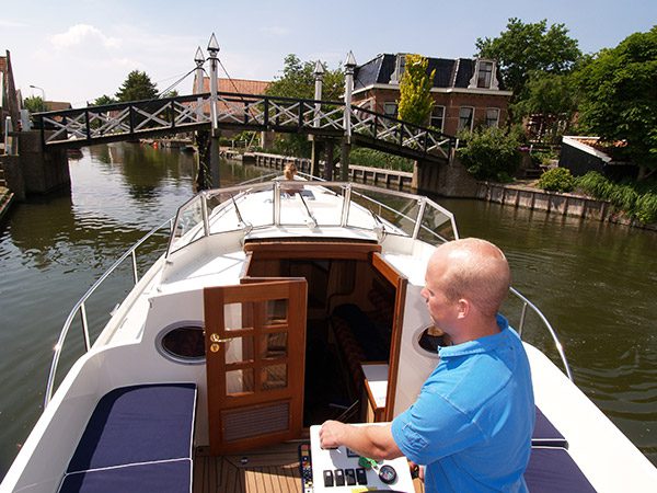Een Fryslân Cruiser is een laag comfortabel motorjacht, speciaal gebouwd voor toeristische vaarroutes met lage bruggen.
