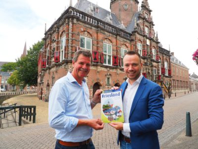 Friesland Holland Travel Guide & Tourist Atlas:  260 pagina’s A4 fiets- en vaarplezier en alle bezienswaardigheden