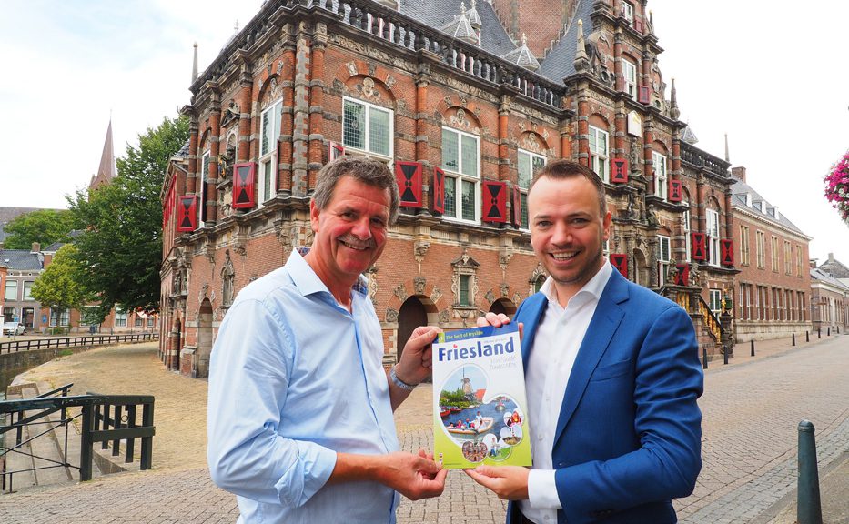 Friesland Holland Travel Guide & Tourist Atlas:  260 pagina’s A4 fiets- en vaarplezier en alle bezienswaardigheden
