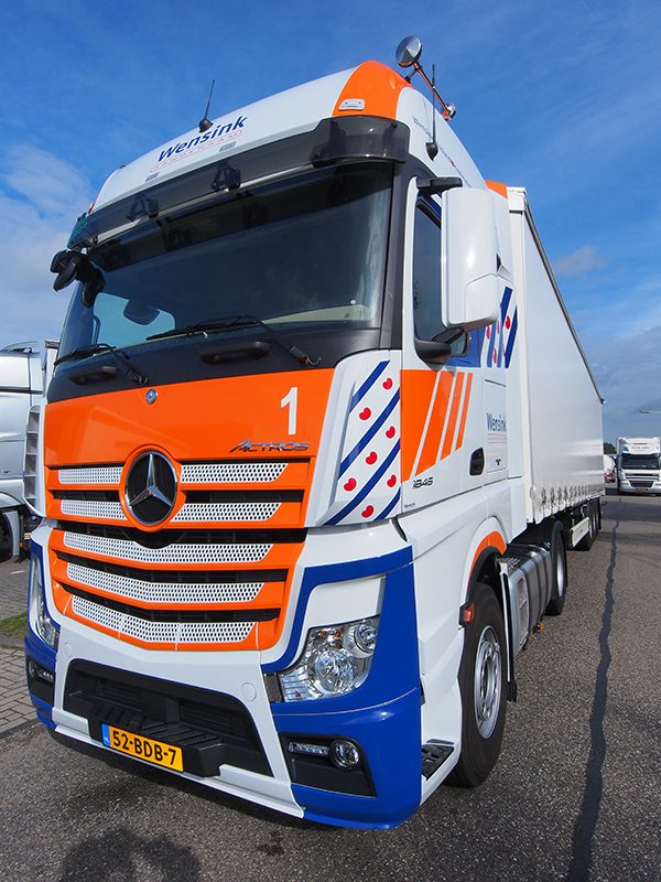 De eyecatcher van Wensink is deze Friesland-trekker, een nieuwe Actros truck met oplegger.