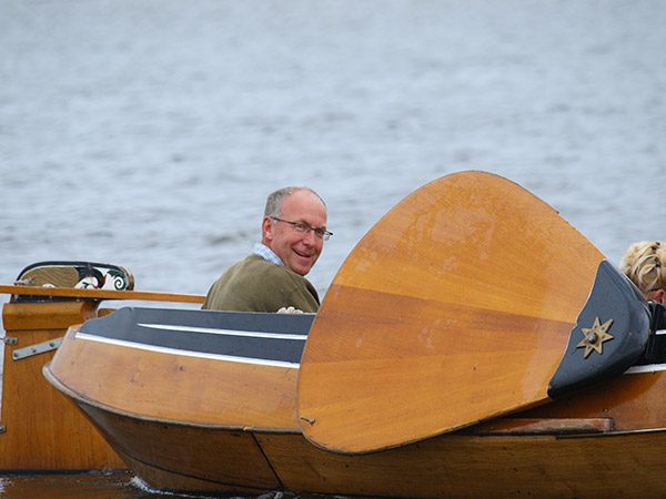 Germ Gerbandy, burgemeester van de gemeente Achtkarspelen (Buitenpost), is een goede Tjotterzeiler. 