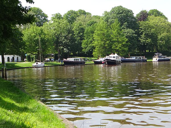 Binnen Het Friese Merenproject kiest Leeuwarden, Culturele Hoofdstad van Europa in 2018, voor een eigen, pragmatische aanpak. Dit heeft alles te maken met aard en de omvang van deze watersportplaats. In 2013 bepaalt de stad hoe zij daar invulling aan wil geven.