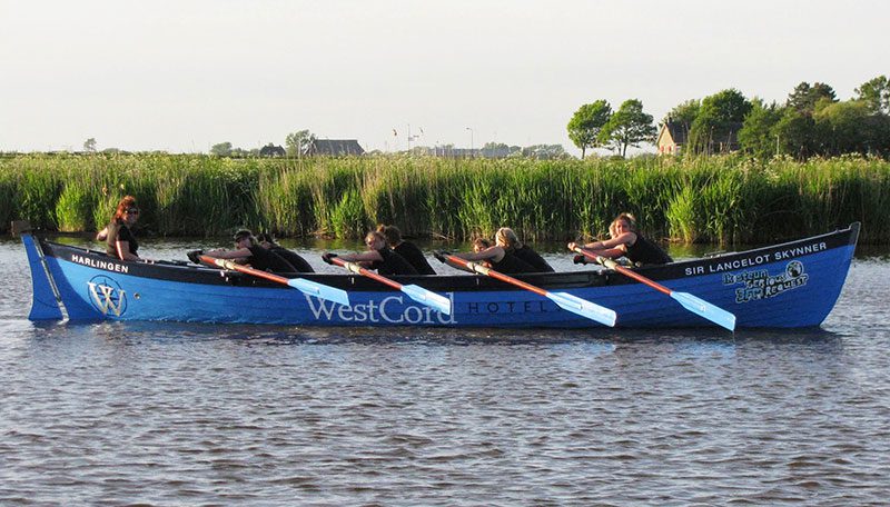 Het team ‘KannietHeX&’ uit Harlingen is één van de vier teams die naar Haarlem roeien. 