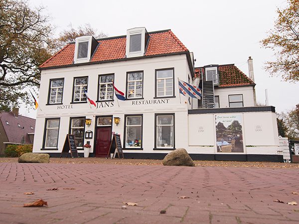 Hotel Jans heeft een unieke kaart op basis van producten uit de directe omgeving. Men kan er dineren in de ‘Hindelooper Kamer’ met meubilair van de bekende firma Roosje uit Hindeloopen, ook leverancier van de koninklijke familie.