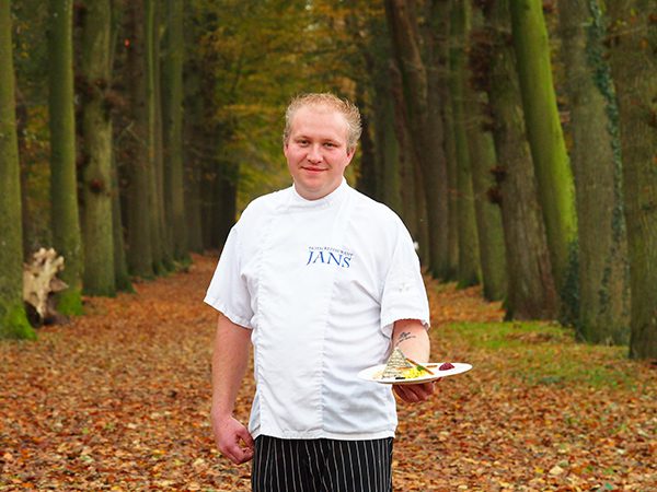 Jans’ chef-kok Beene de Leeuw, hier in het Rijsterbos aan het IJsselmeer, schotelt Groningers en Drenten échte Friese streekmenu’s voor.