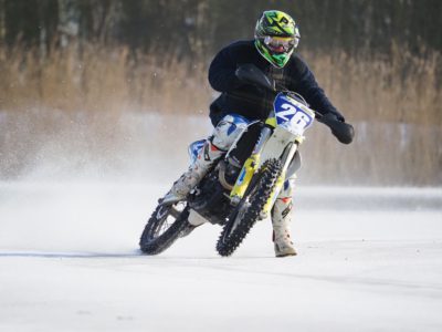 Friezen vinden schaatsen machtig, maar motorcrossen op ijs ook