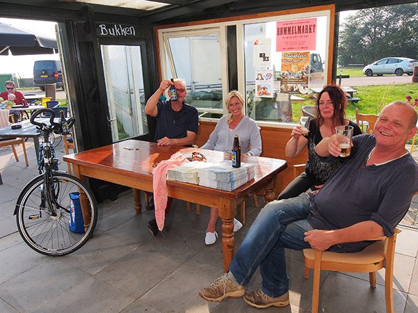 Meer plezier met Frysk Fietsbier. De ‘sportdrank’ is onder andere verkrijgbaar op het terras van Overwijk bij de haven van Laaxum aan het IJsselmeer, op de dijk tussen Mirns en Stavoren. Laaxum (Laaksum) is de kleinste vissershaven ter wereld. Meer info: www.ijsselmeer.frl