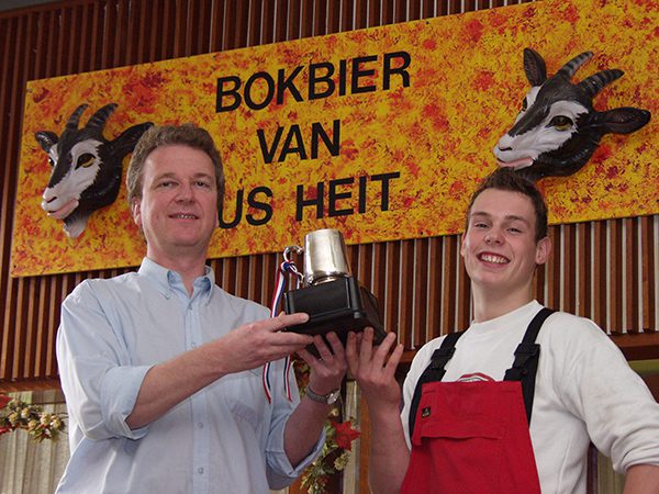 Frysk Fietsbier wordt exclusief voor Friesland Holland gebrouwen bij Us Heit in Bolsward (brouwerij met een eigen hoptuin!) onder supervisie van meesterbrouwer Aart van der Linde. Meer info: https://www.friesnieuws.nl/1603 