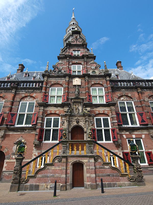 Bier-, berenburg- en whiskystad Bolsward heeft één van de mooiste stadhuizen  van Nederland. Er is ook een grote zuivelindustrie, van Hochwald Foods GmbH. Meer informatie: www.elfstedenroute.nl en www.sneekholland.nl en www.hochwald.de