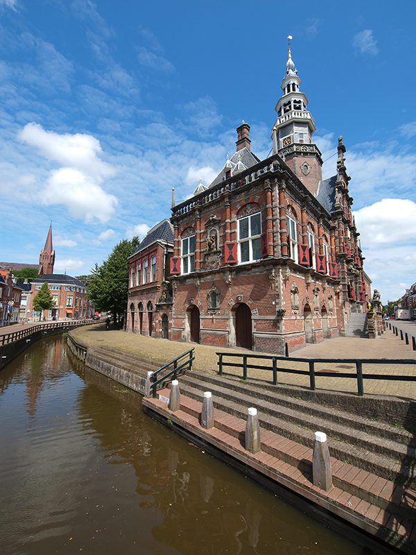 Bier-, berenburg- en whiskystad Bolsward heeft één van de mooiste stadhuizen  van Nederland. Er is ook een grote zuivelindustrie, van Hochwald Foods GmbH. Meer informatie: www.elfstedenroute.nl en www.sneekholland.nl en www.hochwald.de